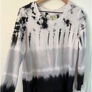 Women’s tie-dyed super soft long sleeve thin sweatshirt like new!